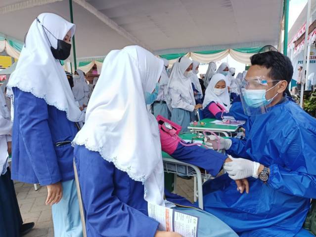Screening dilakukan tenaga medis kepada calon penerima vaksin merdeka pada Selasa (07/09/2021). (Foto: Diskominfo Tuban/Tugu Jatim)