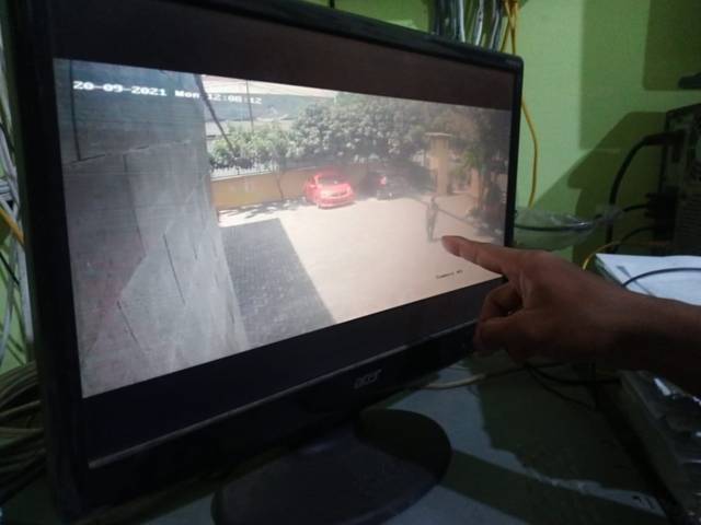 Pegawai Diskoperindag Tuban memperlihatkan aksi kejahatan orang yang tidak kenal terekam CCTV kantor. (Foto: Mochamad Abdurrochim/Tugu Jatim)