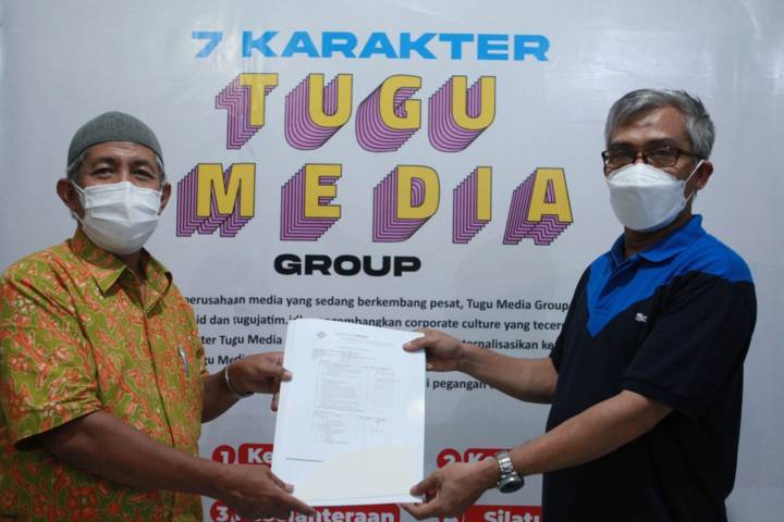 Anggota Dewan Pers Ahmad Djauhar memberikan berkas kepada Pemred Tugu Media Group Nurcholis MA Basyari setelah verifikasi faktual di kantor Tugu Media Group pada Kamis (09/09/2021). (Foto: Bayu Eka/Tugu Malang/Tugu Jatim)