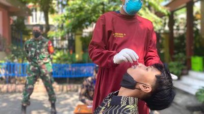 Pemkot Kediri melalui dinas kesehatan (dinkes) melakukan tes rapid antigen secara acak pada Selasa pagi (28/09/2021) di 6 sekolah. (Foto: Dokumen/Tugu Jatim)