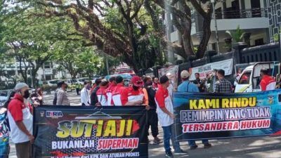 Aksi massa turun ke jalan menyuarakan protes kepada Wali Kota Malang yang telah gowes bersama ke pantai saat PPKM Level 3. (Foto: M Sholeh/Tugu Malang/Tugu Jatim)