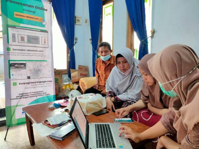 Tim pengabdian masyarakat PSDKU Polinema di Kota Kediri membantu pemasaran produk UMKM dengan digitalisasi. (Foto: Dokumen) tugu jatim