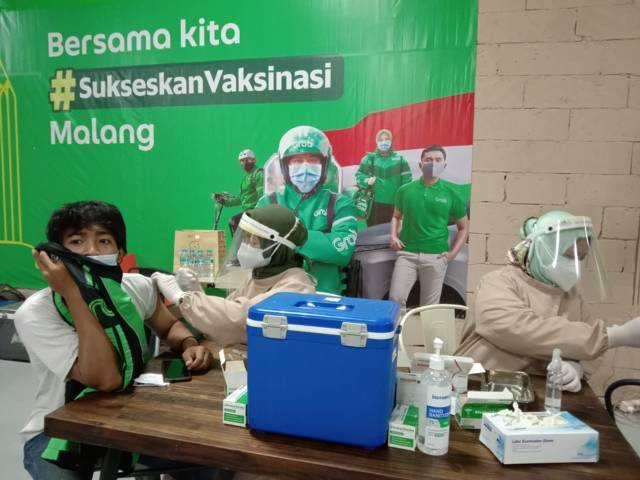 Driver ojek online saat menjalani vaksinasi Covid-19 di Matos, Malang, Minggu (5/9/2021). (Foto: M Sholeh/Tugu Malang/Tugu Jatim) umkm grab matos