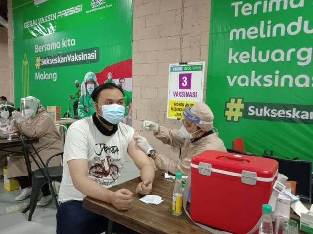 Driver ojek online saat menjalani vaksinasi Covid-19 di Matos, Malang, Minggu (5/9/2021). (Foto: M Sholeh/Tugu Malang/Tugu Jatim)