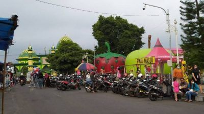 Suasana parkiran di Alun-Alun Kota Wisata Batu yang kini sudah mulai dipadati pengunjung. (Foto: M. Ulul Azmy/Tugu Malang/Tugu Jatim)