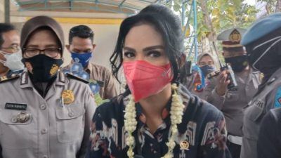 Krisdayanti, Anggota Komisi IX DPR RI, saat meninjau pelaksanaan vaksinasi siswa di SMKN 6 Kota Malang, Sabtu (25/09/2021).(Foto: M. Sholeh/Tugu Malang/Tugu Jatim)