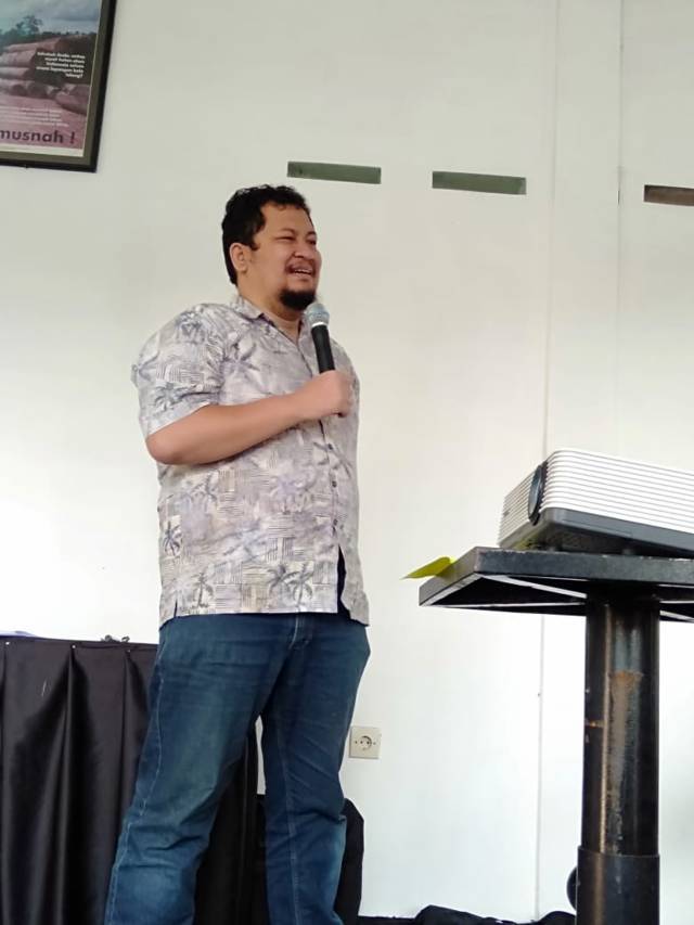 CEO Tugu Media Group Irham Thoriq saat menyampaikan materi kepada staf Yayasan Paramitra Jawa Timur di Guest Mitra Syariah Kota Batu, Selasa (01/09/2021). (Foto: Rudi Wibowo/Tugu Jatim) 