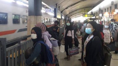 PT KAI Daop 8 Surabaya kembali mengoperasikan kereta api lokal sehingga aktivitas di Stasiun Kota Malang mulai bergeliat. (Foto: M. Sholeh/Tugu Malang/Tugu Jatim)