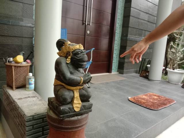 dokter LW menunjukkan lokasi parkir sepedanya yang hilang pada Selasa (21/09/2021). (Foto: M.Sholeh/Tugu Malang/Tugu Jatim)