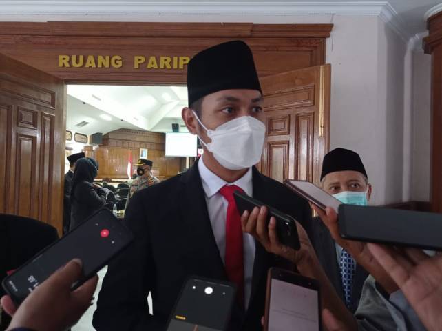 Bupati Tuban Aditya Halindra Faridzky usai Rapat Paripurna di Gedung DPRD Tuban beberapa waktu lalu. (Foto: Mochamad Abdurrochim/Tugu Jatim)