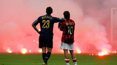 Pemandangan Marco Materazzi (biru/Inter) dan Rui Costa (merah/Milan) saat kerusuhan suporter pada pertandingan perempat final Liga Champions 2004/05/tugu jatim