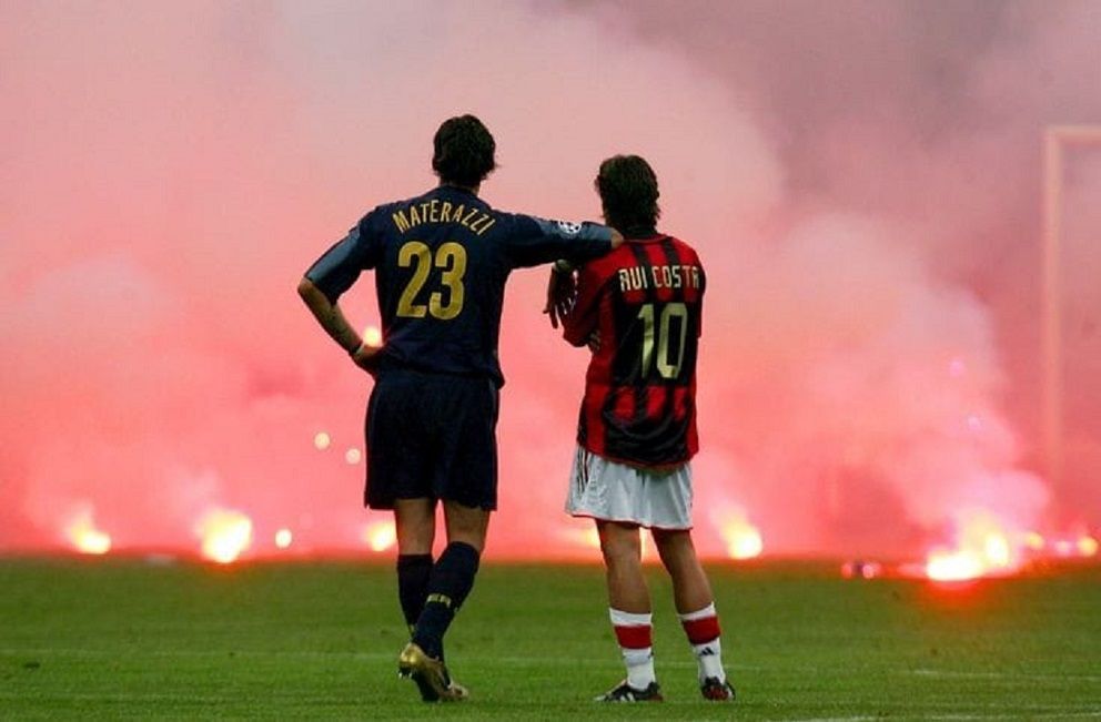 Pemandangan Marco Materazzi (biru/Inter) dan Rui Costa (merah/Milan) saat kerusuhan suporter pada pertandingan perempat final Liga Champions 2004/05/tugu jatim