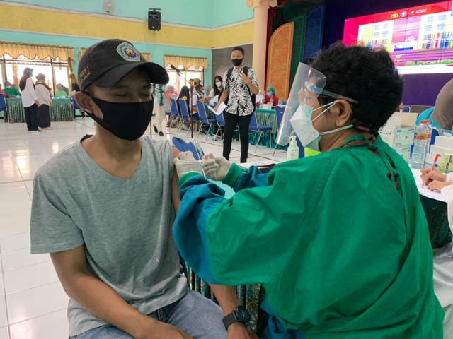 Pelaksanaan Vaksinasi Merdeka di SMKN 1 Singosari, Rabu (22/09/2021). (Foto: Rizal Adhi Pratama/Tugu Malang/Tugu Jatim)