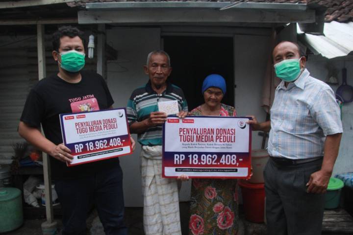 Dari kiri, CEO Tugu Media Group Irham Thoriq, Kakek Satirun, Nenek Tiah, dan Surya Burhanuddin, pensiunan salah satu BUMN (badan usaha milik negara) yang juga praktisi pendidikan, saat menyalurkan donasi pada Sabtu (11/09/2021). (Foto: Rubianto/Tugu Malang/Tugu Jatim)