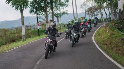 Para biker saat melakukan “Touring Laki All New CB150 Streetfire” pada Minggu (19/09/2021). (Foto: Dokumen/Tugu Jatim)