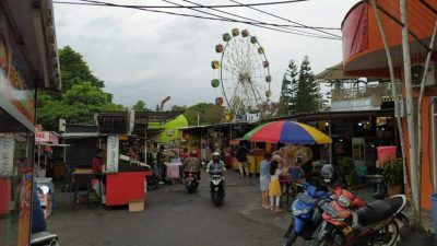 Sejumlah pedagang kaki lima (PKL) di Pasar Laron Alun-Alun Kota Batu mulai dipadati pengunjung. (Foto: M. Ulul Azmy/Tugu Jatim)