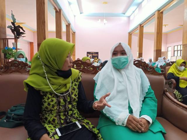Ketua Cabang Fatayat NU Tuban terpilih, Wahyuni Hidayati beribincang dengan Domisioner Ketua Fatayat NU Tuban, Umi Kulsum. (Foto: Moch Abdurrochim/Tugu Jatim)