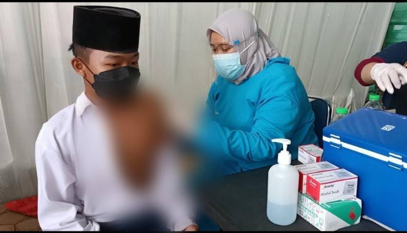 Proses vaksinasi yang dilakukan vaksinator kepada santri Pondok Pesantren Modern Muslimah Tuban pada Selasa (07/09/2021). (Foto: Diskominfo Tuban/Tugu Jatim)