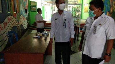 Pihak Dinas Pendidikan Bojonegoro saat melakukan monitoring pembelajaran tatap muka (PTM) terbatas di Sekolah Model Terpadu Bojonegoro, Rabu (01/09/2021). (Foto: Mila Arinda / Tugu Jatim)