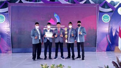 Ketua dan Pengurus PC IPNU Tuban dengan Ketua PW IPNU Jatim setelah mendapatkan penghargaan sebagai organisasi terbaik se-Jatim dalam rangkaian Konferwil IPNU Jatim XXIII di Ponpes At Tanwir, Kabupaten Bojonegoro, Jumat (24/9/2021). (Foto: Dokumen) tugu jatim