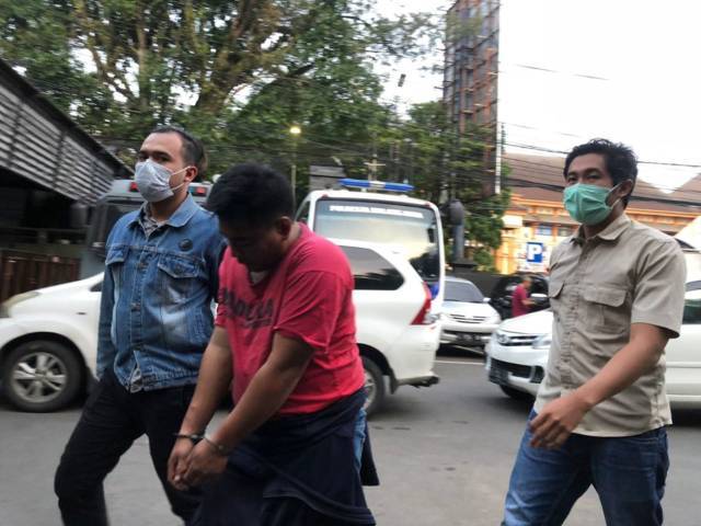 Pelaku jambret tengah digelandang ke Mapolresta Malang Kota untuk diamankan, Rabu (22/9/2021). (Foto: Istimewa) tugu jatim