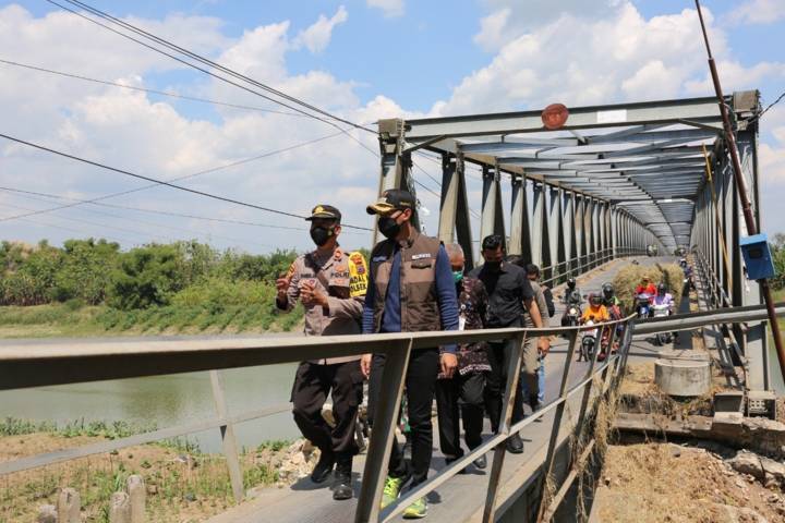 Saat Bupati Tuban, Aditya Halindra Faridky dan sejumlah pejabat lainnya, meninjau jembatan Glendeng Simo, Pada 1 Agustus 2021.