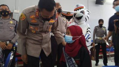 Kapolres Tuban AKBP Darman saat menyapa salah satu anak yatim yang diangkat sebagai anak asuh oleh jajaran anggota Satlantas Polres Tuban, Jumat (17/9/2021). (Foto: Moch Abdurrcohim/Tugu Jatim)