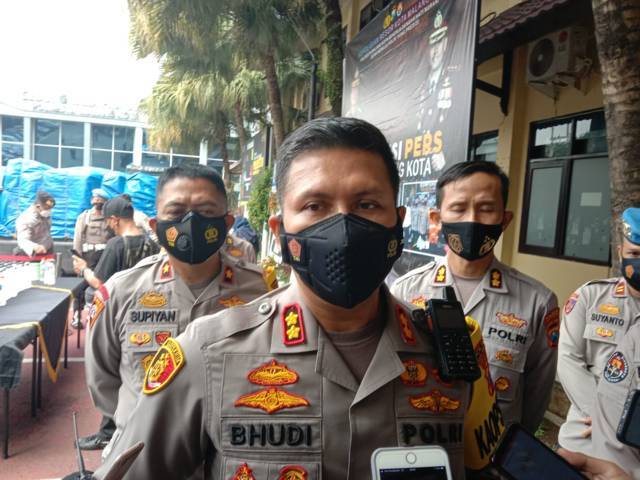 Kapolresta Malang Kota, AKBP Budi Hermanto menjelaskan update dugaan kasus penggelapan insentif pemakaman Covid-19 di Kota Malang, Senin (27/9/2021). (Foto: M Sholeh/Tugu Malang/Tugu Jatim)