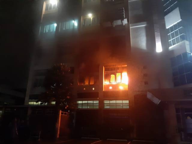 Kobaran api yang membakar Gedung Fakultas Teknik UB, Minggu (26/9/2021) malam. (Foto: Istimewa) tugu jatim
