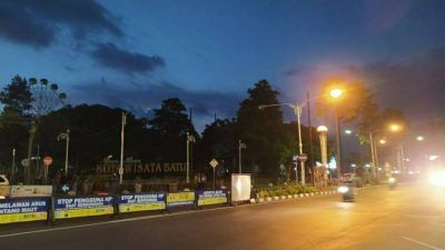 Tampak lampu PJU di kawasan Alun-Alun Kota Batu sudah mulai kembali menyala, Kamis (16/9/2021) petang. (Foto: M Ulul Azmy/Tugu Malang/Tugu Jatim) pemadaman lampu