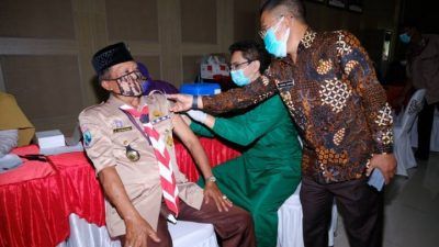 Wakil Wali Kota Punjul Santoso meninjau pelaksanaan vaksinasi untuk lansia oleh Gerakan Pramuka Kwarcab Kota Batu di Balai Kota Among Tani, Kamis (16/9/2021). (Foto: M Ulul Azmy/Tugu Malang/Tugu Jatim) pemkot batu