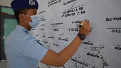 Salah seorang perwakilan petugas Lapas Tuban, menandatangani Deklarasi Perang terhadap Halinar di Aula Lapas Tuban, Kamis (30/9/2021). (Foto: Humas Lapas Tuban) tugu jatim