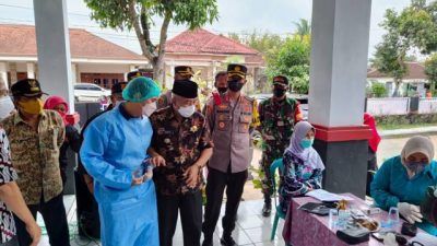 Bupati Malang Sanusi dan Kapolres Malang AKBP Raden Bagoessaat meninjau pelaksaan vaksinasi, Kamis (30/9/2021). (Foto: Rizal Adhi/Tugu Malang/Tugu Jatim)