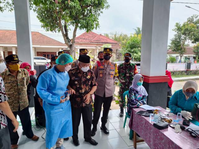 Bupati Malang Sanusi dan Kapolres Malang AKBP Raden Bagoessaat meninjau pelaksaan vaksinasi, Kamis (30/9/2021). (Foto: Rizal Adhi/Tugu Malang/Tugu Jatim)