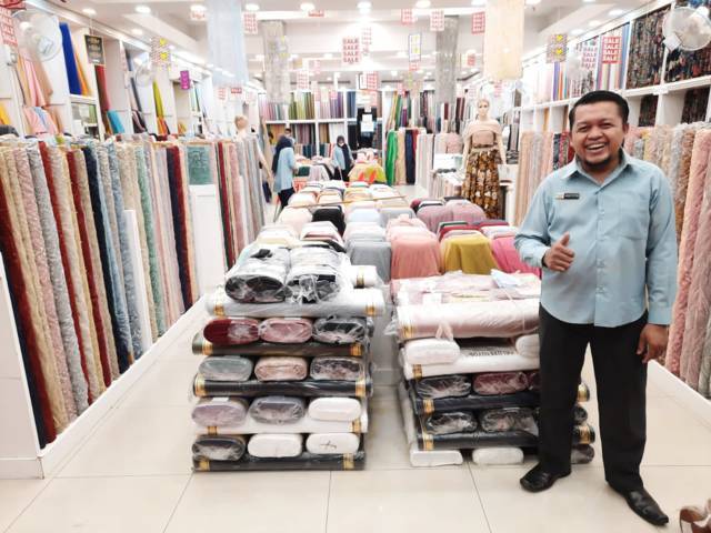 Memed di toko New Indonesia Exclusive Textile Yogyakarta. (Foto: Dokumen) tugu jatim