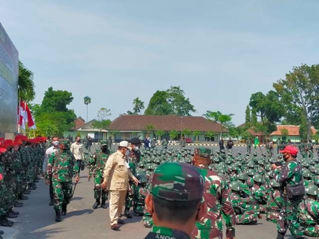Menhan RI, Letjen TNI Purn. Prabowo Subianto dalam kunjungannya di Dodikjur Rindam V/Brawijaya, Kota Malang. (Foto: Dokumen) tugu jatim