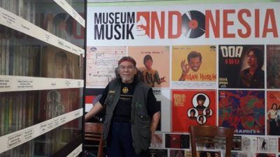 Hengki Herwanto, pendiri Museum Musik Indonesia saat menunjukkan dereta koleksi-koleksi musik dan foto-foto musisi zaman dulu. (Foto: M Sholeh/Tugu Malang/Tugu Jatim)