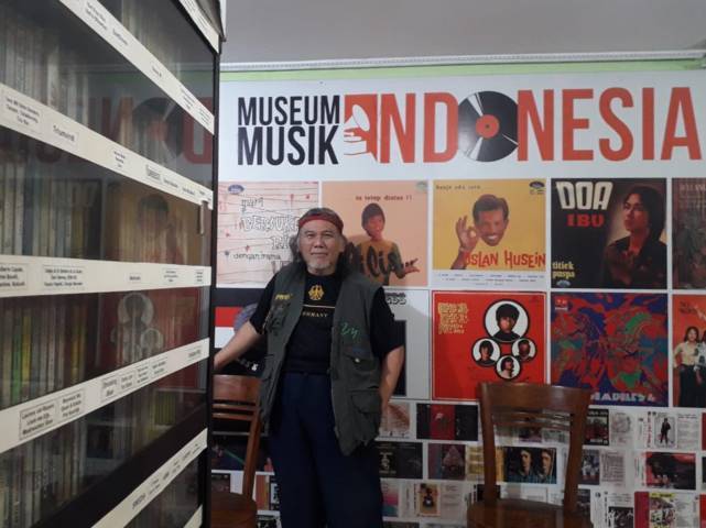 Hengki Herwanto, pendiri Museum Musik Indonesia saat menunjukkan dereta koleksi-koleksi musik dan foto-foto musisi zaman dulu. (Foto: M Sholeh/Tugu Malang/Tugu Jatim)