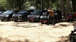 Deretan mobil dinas yang diduga milik Pemkot Malang yang terparkir di Pantai Kondang Merak, Bantur, Kabupaten Malang. (Foto: Istimewa) tugu jatim