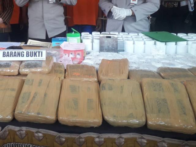 Barang bukti narkotika yang berhasil diamankan Polresta Malang Kota sepanjang Januair hingga Agustus 2021. (Foto: M Sholeh/Tugu Malang/Tugu Jatim)