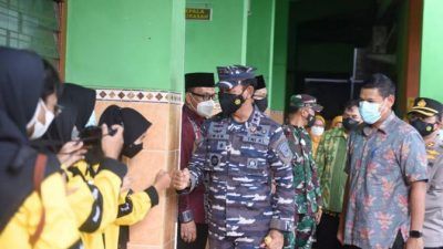 Panko Armada II Laksda TNI Dr Iwan Isnurwanto bersama Wali Kota Kediri Abdullah Abu Bakar ketika meninjau Serbuan Vaksinasi di MAN 1 Kediri, Kamis (16/9/2021). (Foto: Rino Hayyu/Tugu Jatim)