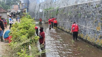 Para pegawai ASN Pemkot Batu terjun ke sungai melakukan bersih-bersih, Jumat (24/9/2021). Nantinya, sungai-sungai tersebut ditargetkan menjadi sungai wisata tematik. (Fotp: DLH Kota Batu)