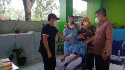 Swab acak yang dilakukan kepada pelajar di Kota Malang. (Foto: M Sholeh/Tugu Malang/Tugu Jatim) swab test pelajar di surabaya