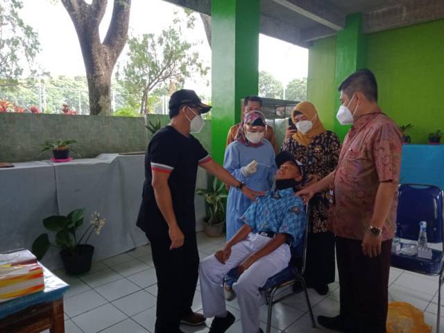 Swab acak yang dilakukan kepada pelajar di Kota Malang. (Foto: M Sholeh/Tugu Malang/Tugu Jatim) swab test pelajar di surabaya