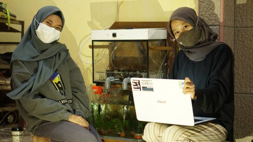 Mahasiswa asal Universitas Negeri Malang (UM) yang menciptakan alat budi daya tanaman saffron dan ikan hias sekaligus. Nama alat itu mereka namakan MYARM. (Foto; Dokumen) tugu jatim