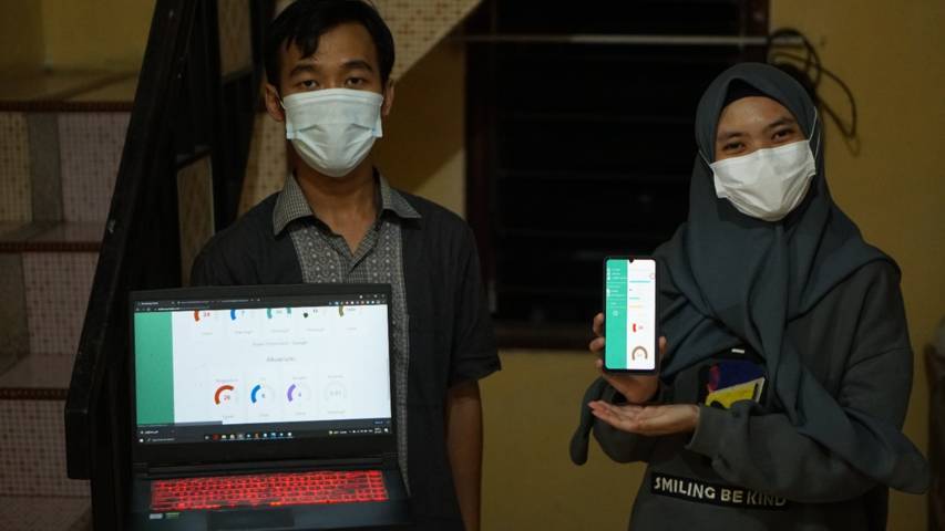 Mahasiswa asal Universitas Negeri Malang (UM) yang menciptakan alat budi daya tanaman saffron dan ikan hias sekaligus. Nama alat itu mereka namakan MYARM. (Foto; Dokumen) tugu jatim