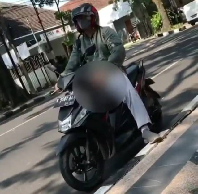 Pria pengendara bermotor yang diduga pamer kemaluan ke perempuan di tempat umum di Kota Malang. (Foto: Dokumen) tugu jatim