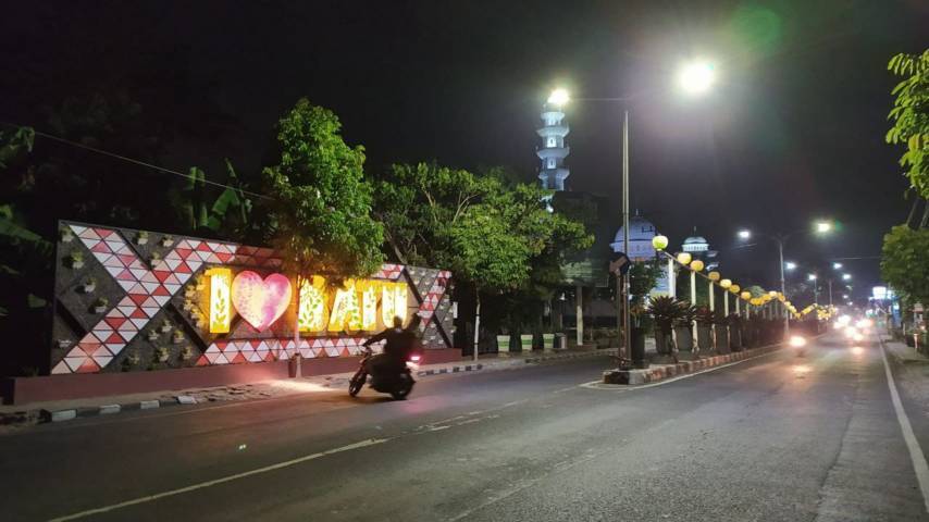 Lampu PJU di Jalan Pattimura, akses masuk ke Kota Batu sudah mulai menyala, Rabu (1/9/2021). (Foto: M Ulul Azmy/Tugu Malang/Tugu Jatim)