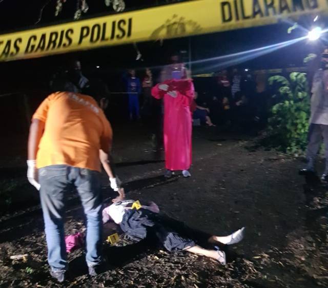 Kondisi TKP remaja berusia 14 tahun yang dalam kondisi hamil tewas diracun oleh pacar di sebuah lapangan voli di Kabupaten Kediri, Jumat (24/9/2021) lalu. (Foto: Dokumen) tugu jatim