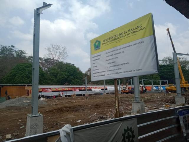 Proses pengerjaan revitalisasi Pasar Madyopuro Kota Malang. (Foto: M Sholeh/Tugu Malang/Tugu Jatim)